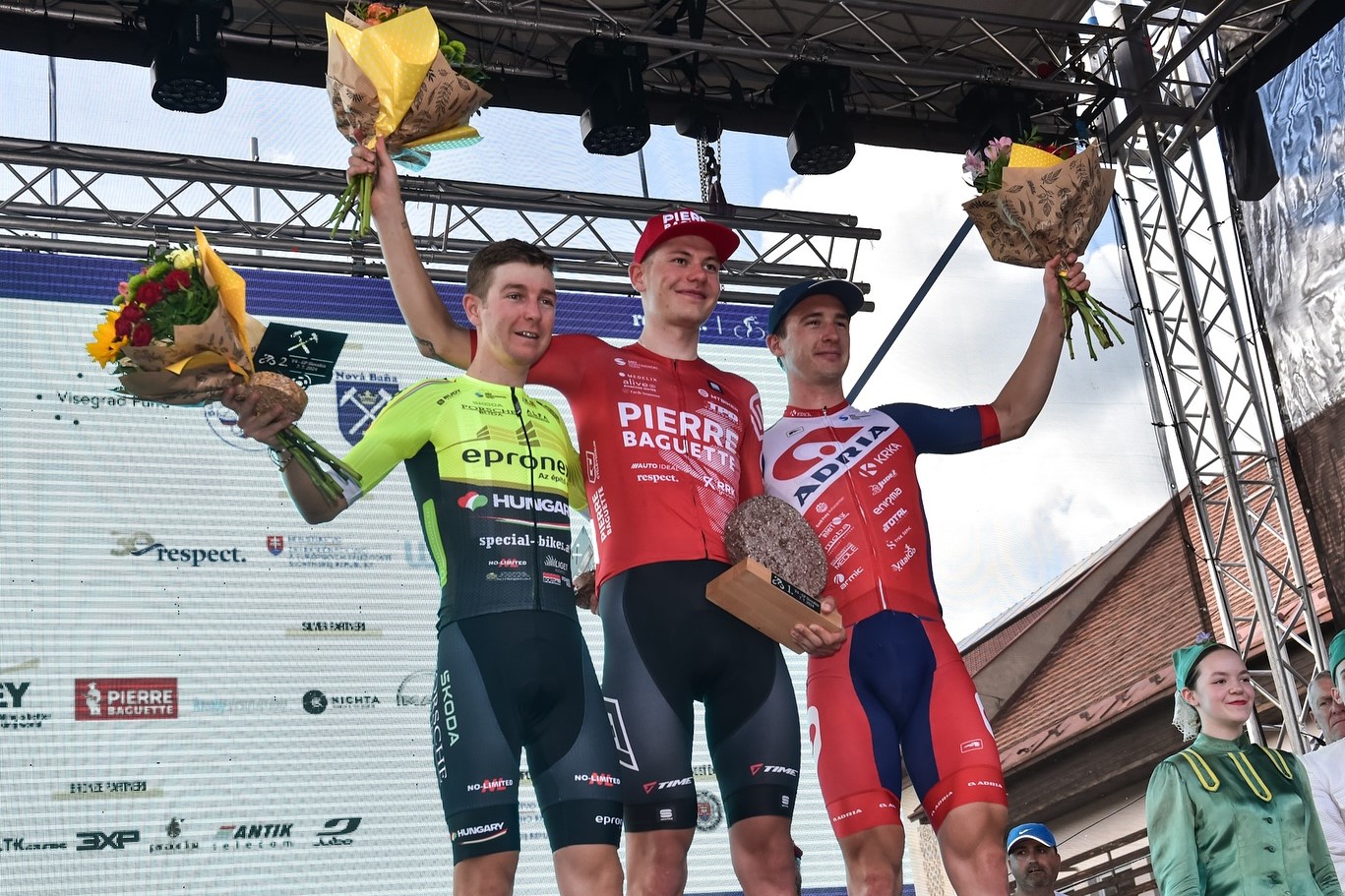 Stupně vítězů při V4 GP Slovakia 2. Jihoafričan Byron Munton (Epronex), 3. Barnabás Peák (Adria Mobil)